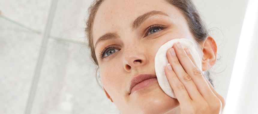 Quelle routine de nettoyage pour ma peau sensible ?